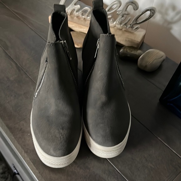 Boots - Picture 3 of 3